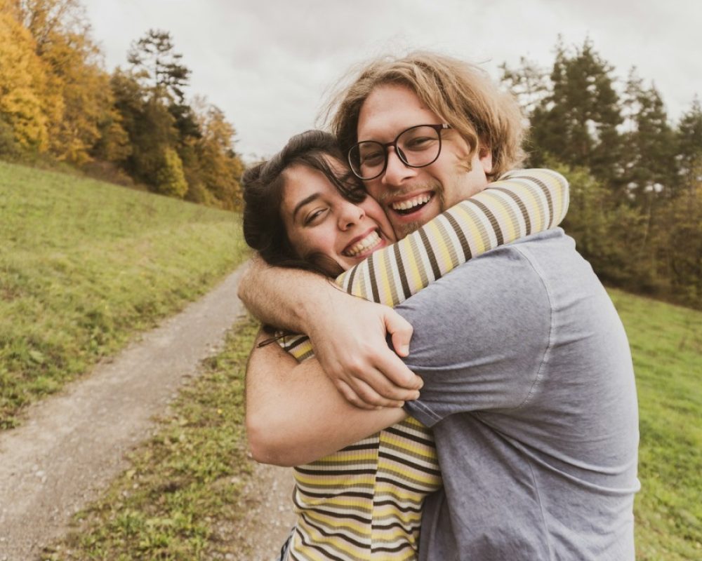 Como um abraço pode salvar vidas o impacto humanizador do toque físico no mundo digitalizado