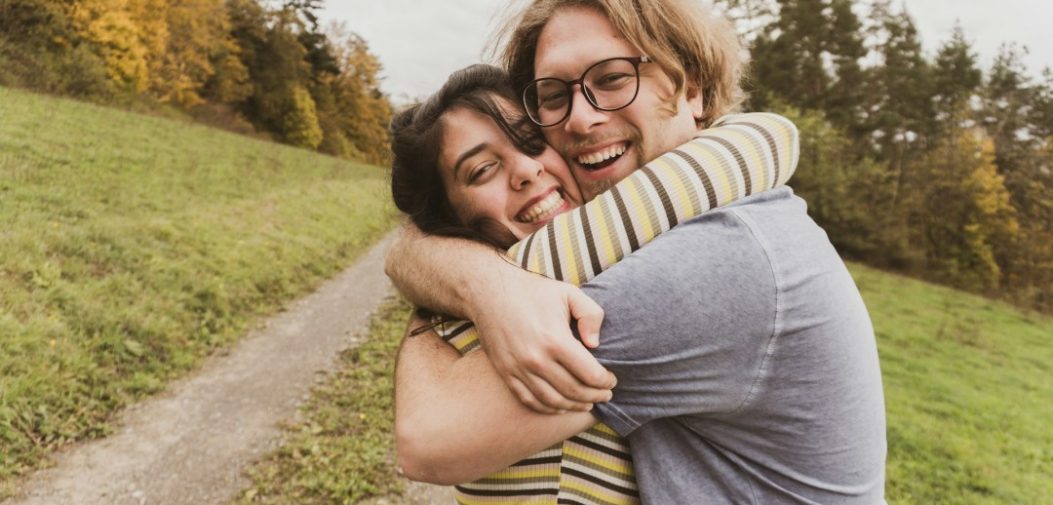 Como um abraço pode salvar vidas o impacto humanizador do toque físico no mundo digitalizado